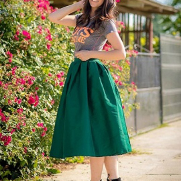 Green skirt - Picture 3 of 3